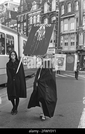 Mars de protestation artistes contre la guerre au Vietnam, de nombreux tableaux ont été emportés, 26 décembre 1966, ARTISTES, marches de protestation, Guerres, pays-Bas, 20 Banque D'Images