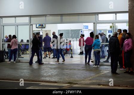 Franca, Brésil. 24 mai 2021. Personnes en attente d'assistance à l'urgence à Franca, Sao Paulo, Brésil, le 24 mai 2021. Le maire Alexandre Ferreira a annoncé aujourd'hui, lors d'une conférence de presse, le confinement dans la ville qui commencera à 12 h 00 le 27 prochain et se prolonge jusqu'au 10 juin, permettant seulement aux stations-service et aux pharmacies d'opérer. Le secteur alimentaire ne fonctionnera que par livraison. Il y a déjà au moins 449 mille victimes du Covid-19 au Brésil. (Photo par Igor do Vale/Sipa USA) crédit: SIPA USA/Alay Live News Banque D'Images