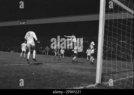 PSV contre Benfica 0-0 ( Europa Cup II ), Willy van de Kerkhof en duel avec le gardien de but Henrico, 5 mars 1975, sports, football, Pays-Bas, 20e Banque D'Images