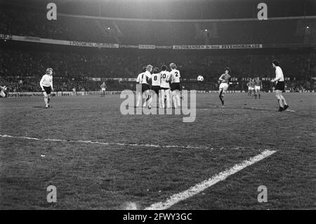 PSV contre Roda JC (finale coupe KNVB); moments de jeu, 14, 15: Entraîneur Rijvers (à gauche), 7 avril 1976, sports, football, pays-Bas, avant le xxe siècle Banque D'Images