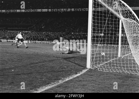 PSV contre Roda JC (finale coupe KNVB); Edstrom (au centre) a seulement obtenu son score, 7 avril 1976, sports, soccer, Pays-Bas, Agence de presse du XXe siècle pho Banque D'Images