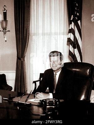 Photo portrait du Président John F. Kennedy à son bureau dans le Bureau ovale de la Maison Blanche, Washington, D.C. il s'agit de la première photo de la Maison Blanche faite du Président à son bureau. Banque D'Images