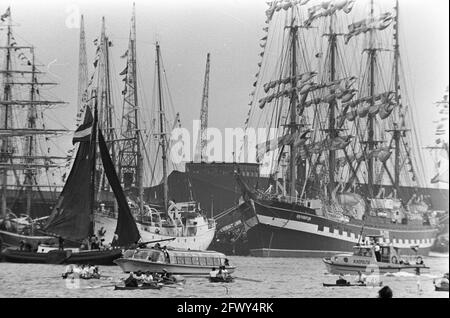 Public sur les petits bateaux voir les grands voiliers exposés, 16 août 1975, public, navires, Drapeaux, navires de la flotte, voiliers, pays-Bas, 20t Banque D'Images