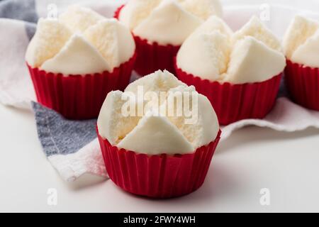 Des cupcakes thaïlandais vapeur ou des cupcakes en coton également appelés Pui Fai en thaï. Le PUI Fai est un dessert thaïlandais traditionnel léger et moelleux. Banque D'Images