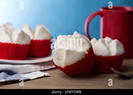 Des cupcakes thaïlandais vapeur ou des cupcakes en coton également appelés Pui Fai en thaï. Le PUI Fai est un dessert thaïlandais traditionnel léger et moelleux. Banque D'Images