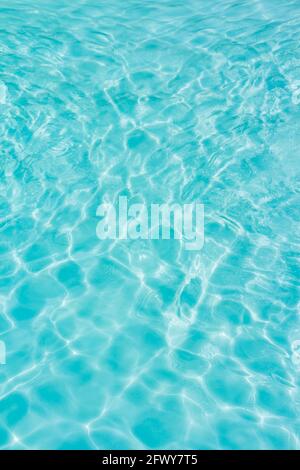 Fond brillant bleu clair texture vague d'eau Banque D'Images