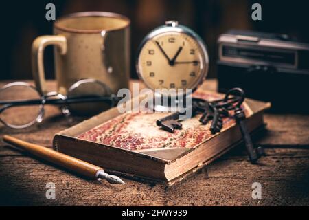 livre en cuir antique avec couverture en papier marbruant sur la table. Banque D'Images