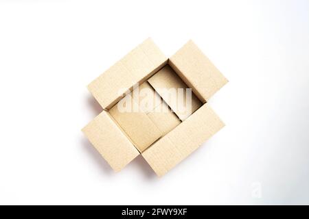 Vue de dessus d'une boîte en carton marron sur fond blanc Banque D'Images