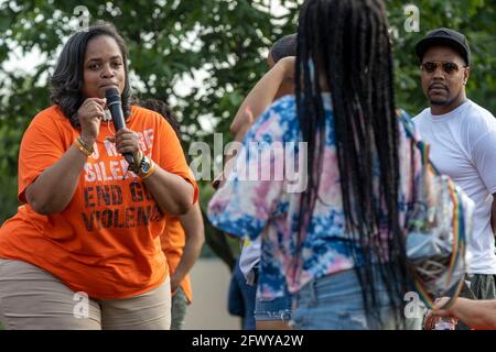 Malissa Thomas, de St. clair, membre des mères des enfants assassinés de Columbus, parle aux enfants lors du rassemblement et essaie d'expliquer que la plus grande surveillance des enfants qu'elle cherche à les aider. Les mères des enfants de Columbus assassinés ont organisé un rassemblement et une conférence de presse au parc Bicentennial pour faire face à la montée de la violence à Columbus au cours des dernières années. Cet événement a été en réaction directe à la fusillade qui a causé la mort d'Olivia Kurtz, 16 ans, et a blessé 5 autres personnes dans le parc Bicentennial. Banque D'Images