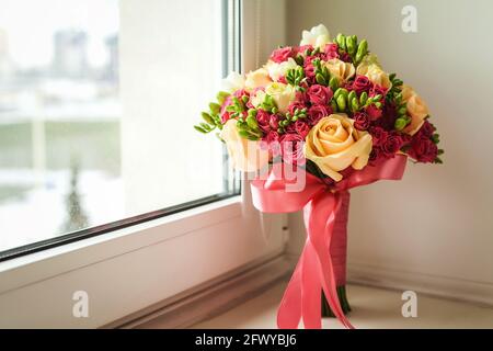Magnifique bouquet de mariage sur une fenêtre Banque D'Images