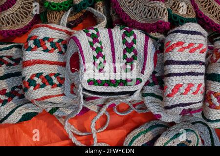 De magnifiques sacs de jute colorés faits main sont présentés dans un magasin à vendre sur fond flou. Artisanat indien Banque D'Images