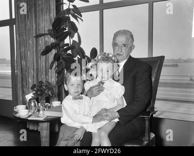 Réception d'Oscar Mendlik . Les jumeaux Sabina et Wim le félicitent, 22 juin 1961, réceptions, jumeaux, pays-Bas, agence de presse du 20e siècle ph Banque D'Images