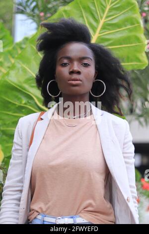 Gros plan d'une femme sérieuse marchant, coiffure, gros plan portrait, modèle africain naturel, modèle afro-américain, émotions et sentiments, une personne Banque D'Images