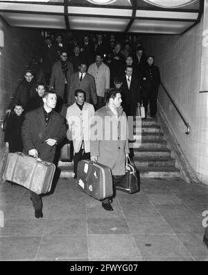 Reims à Rotterdam, arrivée de l'équipe Rotterdam, gare centrale, 12 mars 1963, arrivées, Équipes, pays-Bas, agence de presse du XXe siècle photo, news to remember, documentaire, photographie historique 1945-1990, histoires visuelles, L'histoire humaine du XXe siècle, immortaliser des moments dans le temps Banque D'Images