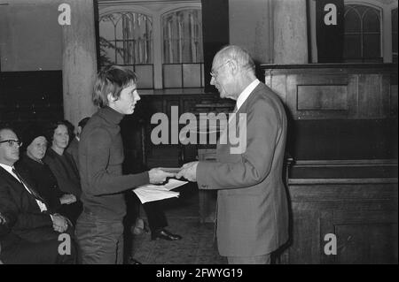 Prix Reina Prinsen Geerlings décerné au poète Willem Jan Otten (à gauche) par R. J. Prinsen Geerligs en auditorium à Amsterdam, 24 novembre 1972, auditoriums, poètes, Littérature, poésie, cérémonies de remise de prix, pays-Bas, photo de l'agence de presse du XXe siècle, nouvelles à retenir, documentaire, photographie historique 1945-1990, histoires visuelles, L'histoire humaine du XXe siècle, immortaliser des moments dans le temps Banque D'Images