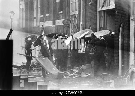 Émeute lors de l'expulsion de locaux dans le district de Nieuwmarkt à Amsterdam; maison de la tempête de la police, 24 mars 1975, POLICE, RÈGLEMENT, Locaux, pays-Bas, Agence de presse du XXe siècle photo, nouvelles à retenir, documentaire, photographie historique 1945-1990, histoires visuelles, L'histoire humaine du XXe siècle, immortaliser des moments dans le temps Banque D'Images