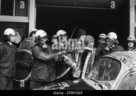 Émeute lors de l'expulsion de locaux dans le district de Nieuwmarkt à Amsterdam; l'occupant est emmené par la police, 24 mars 1975, occupation, POLICE, RÈGLES, Locaux, pays-Bas, Agence de presse du XXe siècle photo, nouvelles à retenir, documentaire, photographie historique 1945-1990, histoires visuelles, L'histoire humaine du XXe siècle, immortaliser des moments dans le temps Banque D'Images