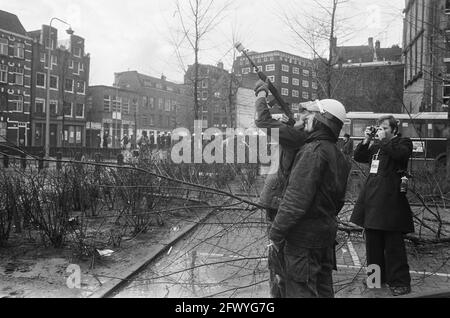 Émeute lors de l'expulsion de locaux dans le district de Nieuwmarkt à Amsterdam ; actions de gaz lacrymogène par la police, 24 mars 1975, RELLEN, locaux, pays-Bas, agence de presse du xxe siècle photo, nouvelles à retenir, documentaire, photographie historique 1945-1990, histoires visuelles, L'histoire humaine du XXe siècle, immortaliser des moments dans le temps Banque D'Images