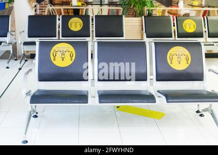 Gardez la distance sociale dans les lieux publics, les transports, l'aéroport, l'hôpital. Sièges d'attente vides, chaises/Voyage pendant le coronavirus pandémique Covid-19, soins de santé Banque D'Images