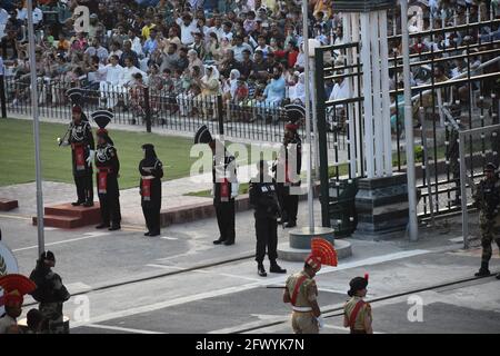 Photographie de la cérémonie de clôture quotidienne de la frontière Wagah-Attari qui sépare le Pakistan et l'Inde. Banque D'Images