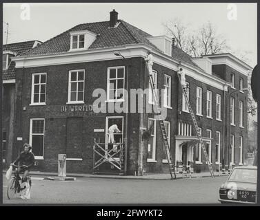 La restauration de l'hôtel de Wereld sera partiellement terminée le 5 mai 1975. Peintres à l'œuvre à l'extérieur de la propriété, 23 avril 1975, guerre, guerres, Pays-Bas, Agence de presse du XXe siècle photo, nouvelles à retenir, documentaire, photographie historique 1945-1990, histoires visuelles, L'histoire humaine du XXe siècle, immortaliser des moments dans le temps Banque D'Images