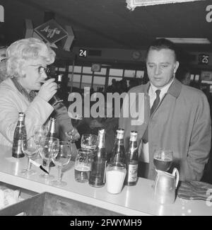 Richard Burton filmant à Schiphol aujourd'hui, juste avant le tournage Richard Burton buvait des rafraîchissements dans la salle d'attente d'arrivée [film The Spy When Farrior from the Cold], 26 avril 1965, acteurs, films, Stars de cinéma, aéroports, pays-Bas, agence de presse du XXe siècle photo, news to remember, documentaire, photographie historique 1945-1990, histoires visuelles, L'histoire humaine du XXe siècle, immortaliser des moments dans le temps Banque D'Images