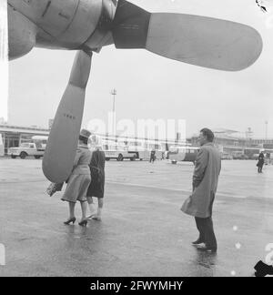 Richard Burton aujourd'hui à l'aéroport de Schiphol tournage, enregistrement de scène sur la plate-forme [tournage du film The Spy When from the Cold], 26 avril 1965, acteurs, films, Stars de cinéma, aéroports, pays-Bas, agence de presse du XXe siècle photo, news to remember, documentaire, photographie historique 1945-1990, histoires visuelles, L'histoire humaine du XXe siècle, immortaliser des moments dans le temps Banque D'Images