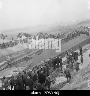 Le château d'eau de Dalfsen a explosé; le château d'eau est abattu dans sa tombe, 14 décembre 1965, démolition, soufflage, Public, tours, tours d'eau, pays-Bas, agence de presse du XXe siècle photo, news to remember, documentaire, photographie historique 1945-1990, histoires visuelles, L'histoire humaine du XXe siècle, immortaliser des moments dans le temps Banque D'Images