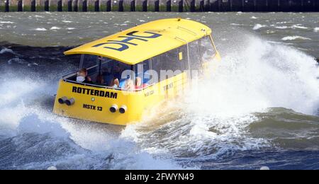 Rotterdam, pays-Bas. 21 mai 2021. Un bateau-taxi vous conduira sur le Maas. Credit: Soeren Stache/dpa-Zentralbild/dpa/Alay Live News Banque D'Images