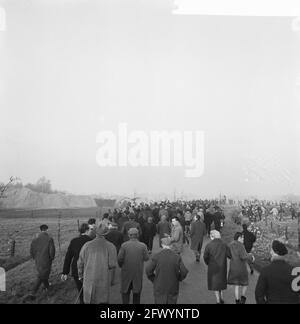La tour d'eau de Dalfsen a explosé ; les spectateurs voient le spectacle, 14 décembre 1965, démolition, public, Water Towers, pays-Bas, agence de presse du XXe siècle photo, news to remember, documentaire, photographie historique 1945-1990, histoires visuelles, L'histoire humaine du XXe siècle, immortaliser des moments dans le temps Banque D'Images