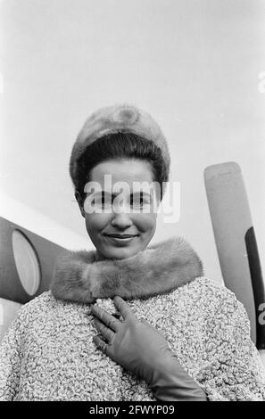 Rina Lodders de Schiphol part pour Londres pour présenter sa couronne. Rina Lodders, 2 novembre 1963, pays-Bas, Agence de presse du XXe siècle photo, news to Remember, documentaire, photographie historique 1945-1990, histoires visuelles, L'histoire humaine du XXe siècle, immortaliser des moments dans le temps Banque D'Images