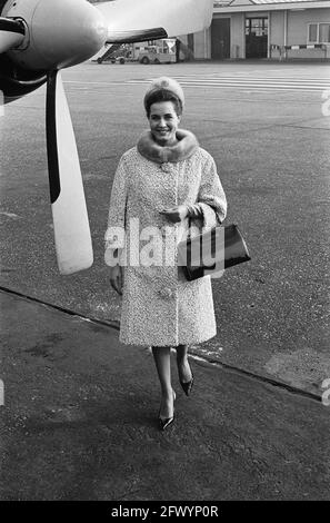 Rina Lodders est parti de Schiphol à Londres pour présenter sa couronne. Rina Lodders, 2 novembre 1963, pays-Bas, Agence de presse du XXe siècle photo, news to Remember, documentaire, photographie historique 1945-1990, histoires visuelles, L'histoire humaine du XXe siècle, immortaliser des moments dans le temps Banque D'Images