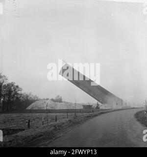 Le château d'eau de Dalfsen est soufflé; la tour tombe, 14 décembre 1965, démolition, Démolition, explosifs, tours, tours d'eau, pays-Bas, agence de presse du xxe siècle photo, nouvelles à retenir, documentaire, photographie historique 1945-1990, histoires visuelles, L'histoire humaine du XXe siècle, immortaliser des moments dans le temps Banque D'Images
