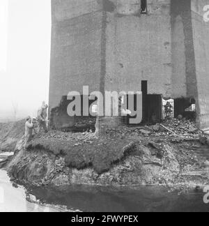 La tour d'eau de Dalfsen est en explosion; vue des explosifs installés au fond de la tour, 14 décembre 1965, démolition, explosifs, Pays-Bas, Agence de presse du XXe siècle photo, nouvelles à retenir, documentaire, photographie historique 1945-1990, histoires visuelles, L'histoire humaine du XXe siècle, immortaliser des moments dans le temps Banque D'Images