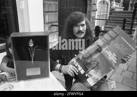 Rob Hoeke (à gauche) a reçu Golden Tulip, le 21 septembre 1972, artistes, pays-Bas, agence de presse du xxe siècle photo, nouvelles à retenir, documentaire, photographie historique 1945-1990, histoires visuelles, L'histoire humaine du XXe siècle, immortaliser des moments dans le temps Banque D'Images