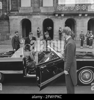 Arrivée de la princesse Beatrix et du Claus à Dam Square, 9 mars 1966, pays-Bas, agence de presse du XXe siècle photo, news to Remember, documentaire, photographie historique 1945-1990, histoires visuelles, L'histoire humaine du XXe siècle, immortaliser des moments dans le temps Banque D'Images