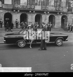 Arrivée princesse Beatrix et Claus à Dam Square, 9 mars 1966, pays-Bas, agence de presse du XXe siècle photo, news to Remember, documentaire, photographie historique 1945-1990, histoires visuelles, L'histoire humaine du XXe siècle, immortaliser des moments dans le temps Banque D'Images