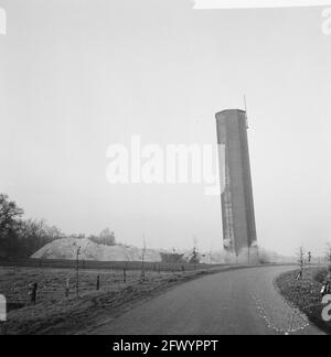 Le château d'eau de Dalfsen est soufflé, 14 décembre 1965, démolition, explosifs, Blowing up, tours, tours d'eau, pays-Bas, agence de presse du XXe siècle photo, news to remember, documentaire, photographie historique 1945-1990, histoires visuelles, L'histoire humaine du XXe siècle, immortaliser des moments dans le temps Banque D'Images
