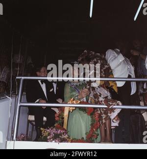 Arrivée de la princesse Beatrix et du prince Claus à Paramaribo et résidence, la princesse Beatrix et le prince Claus inspectant la garde d'honneur à Paramaribo ; vlnr Arron, Beatrix, 25 novembre 1975, Garde d'honneur, pays-Bas, Agence de presse du XXe siècle photo, nouvelles à retenir, documentaire, photographie historique 1945-1990, histoires visuelles, L'histoire humaine du XXe siècle, immortaliser des moments dans le temps Banque D'Images