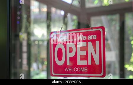 Panneau, Oui, nous sommes ouverts, suspendus sur la porte vitrée d'un restaurant. Banque D'Images
