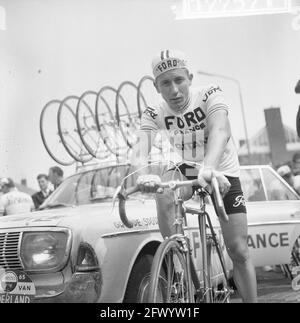 Visite des pays-Bas, départ à Amstelveen, Jacques Anquet (chef), 12 mai 1965, DÉPART, circuits, courses de vélo, pays-Bas, Agence de presse du XXe siècle photo, news to remember, documentaire, photographie historique 1945-1990, histoires visuelles, L'histoire humaine du XXe siècle, immortaliser des moments dans le temps Banque D'Images