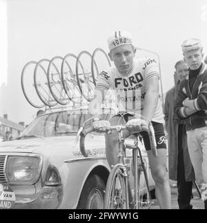 Visite des pays-Bas, départ à Amstelveen, Jacques Anquet (chef), 12 mai 1965, DÉPART, circuits, courses de vélo, pays-Bas, Agence de presse du XXe siècle photo, news to remember, documentaire, photographie historique 1945-1990, histoires visuelles, L'histoire humaine du XXe siècle, immortaliser des moments dans le temps Banque D'Images