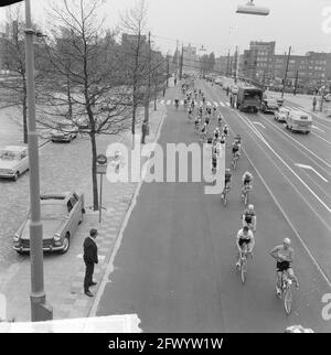 Visite des pays-Bas, début à Amstelveen, début de la présentation, 12 mai 1965, DÉPART, présentation, tours, course de vélo, pays-Bas, agence de presse du xxe siècle photo, nouvelles à retenir, documentaire, photographie historique 1945-1990, histoires visuelles, L'histoire humaine du XXe siècle, immortaliser des moments dans le temps Banque D'Images