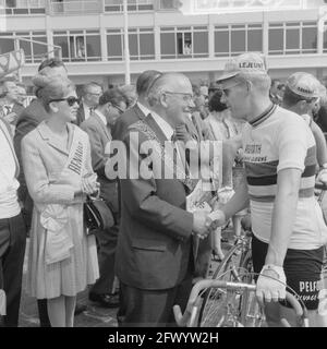 Visite des pays-Bas, départ à Amstelveen, Jan Janssen, 12 mai 1965, DÉPART, Circuits, courses de vélo, pays-Bas, photo de l'agence de presse du XXe siècle, nouvelles à retenir, documentaire, photographie historique 1945-1990, histoires visuelles, L'histoire humaine du XXe siècle, immortaliser des moments dans le temps Banque D'Images