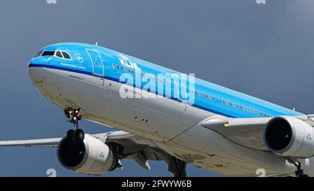 Richmond, Colombie-Britannique, Canada. 18 mai 2021. Un avion KLM Royal Dutch Airlines Airbus A330-300 (pH-AKD) aéroporté sur l'approche finale pour l'atterrissage à l'aéroport international de Vancouver. Crédit : Bayne Stanley/ZUMA Wire/Alay Live News Banque D'Images