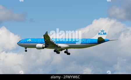 Richmond, Colombie-Britannique, Canada. 18 mai 2021. Un avion KLM Royal Dutch Airlines Airbus A330-300 (pH-AKD) aéroporté sur l'approche finale pour l'atterrissage à l'aéroport international de Vancouver. Crédit : Bayne Stanley/ZUMA Wire/Alay Live News Banque D'Images