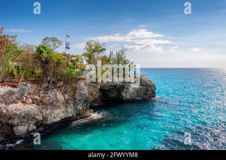 Plage des Caraïbes avec rochers et eau turquoise à Negril, Jamaïque Banque D'Images