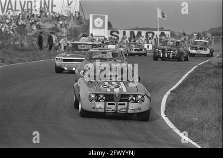 Les autoroutes sur le circuit Zandvoort, pour le Trophée Zandvoort, course pour les voitures de tourisme groupe-II: En avant no. 26 T. Hezemans à Alfa Romeo, 30 août 1970, AUTOROUTES, pays-Bas, agence de presse du xxe siècle photo, nouvelles à retenir, documentaire, photographie historique 1945-1990, histoires visuelles, L'histoire humaine du XXe siècle, immortaliser des moments dans le temps Banque D'Images