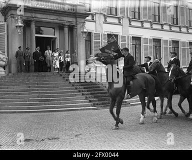 Parti d'équitation Princesses à cheval, 19 septembre 1947, Princesses, pays-Bas, agence de presse du xxe siècle photo, nouvelles à retenir, documentaire, photographie historique 1945-1990, histoires visuelles, L'histoire humaine du XXe siècle, immortaliser des moments dans le temps Banque D'Images