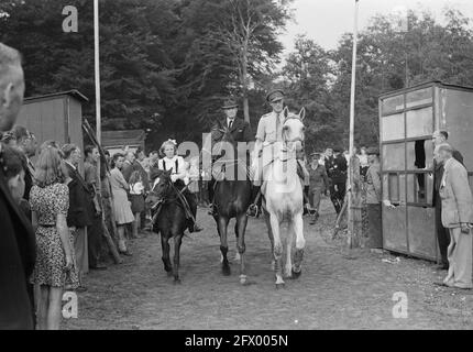 Parti d'équitation Princesses à cheval, 19 septembre 1947, Princesses, pays-Bas, agence de presse du xxe siècle photo, nouvelles à retenir, documentaire, photographie historique 1945-1990, histoires visuelles, L'histoire humaine du XXe siècle, immortaliser des moments dans le temps Banque D'Images